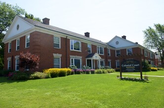 Colonial Court Apartments in Shorewood, WI - Building Photo - Building Photo