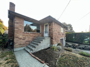 7038 25th Ave NE in Seattle, WA - Building Photo - Building Photo