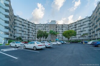 3401 N Country Club Dr in Aventura, FL - Building Photo - Building Photo