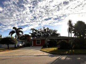 1129 Riviera St in Venice, FL - Building Photo