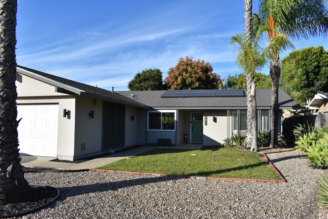 6671 Jackson Dr in San Diego, CA - Building Photo