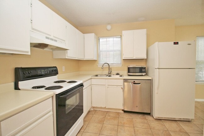 618 Hulon Ln in West Columbia, SC - Building Photo - Building Photo