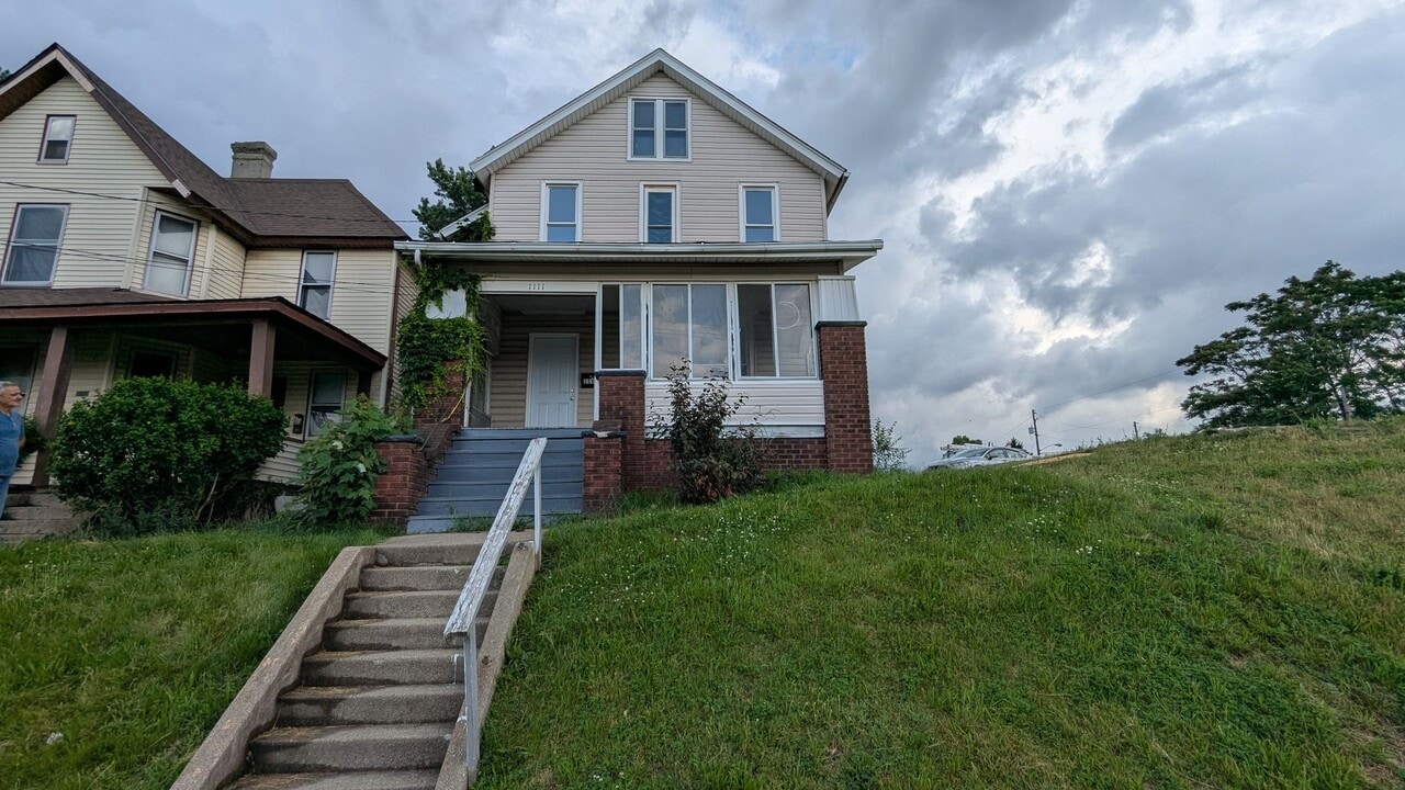 1111 2nd St NW in Canton, OH - Building Photo