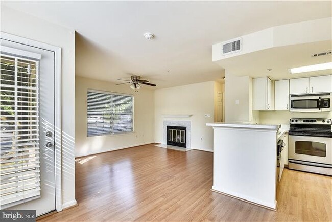 925 Hillside Lake Terrace in Gaithersburg, MD - Building Photo - Building Photo