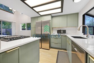 3233 168th Pl SE in Bellevue, WA - Building Photo - Building Photo