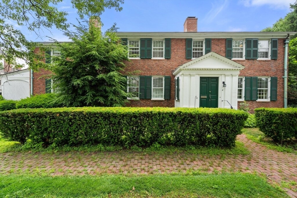 4 Gray Gardens W in Cambridge, MA - Building Photo