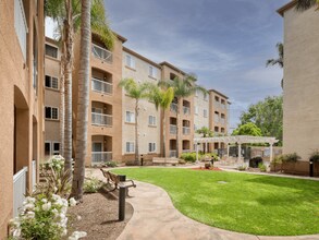 Hayward Village Senior Apartments in Hayward, CA - Foto de edificio - Building Photo