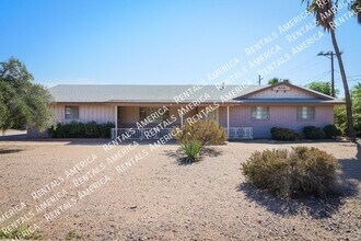 4201 E Stanford Dr in Phoenix, AZ - Foto de edificio - Building Photo