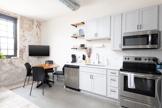 1009 W Juneau Ave in Milwaukee, WI - Foto de edificio - Building Photo