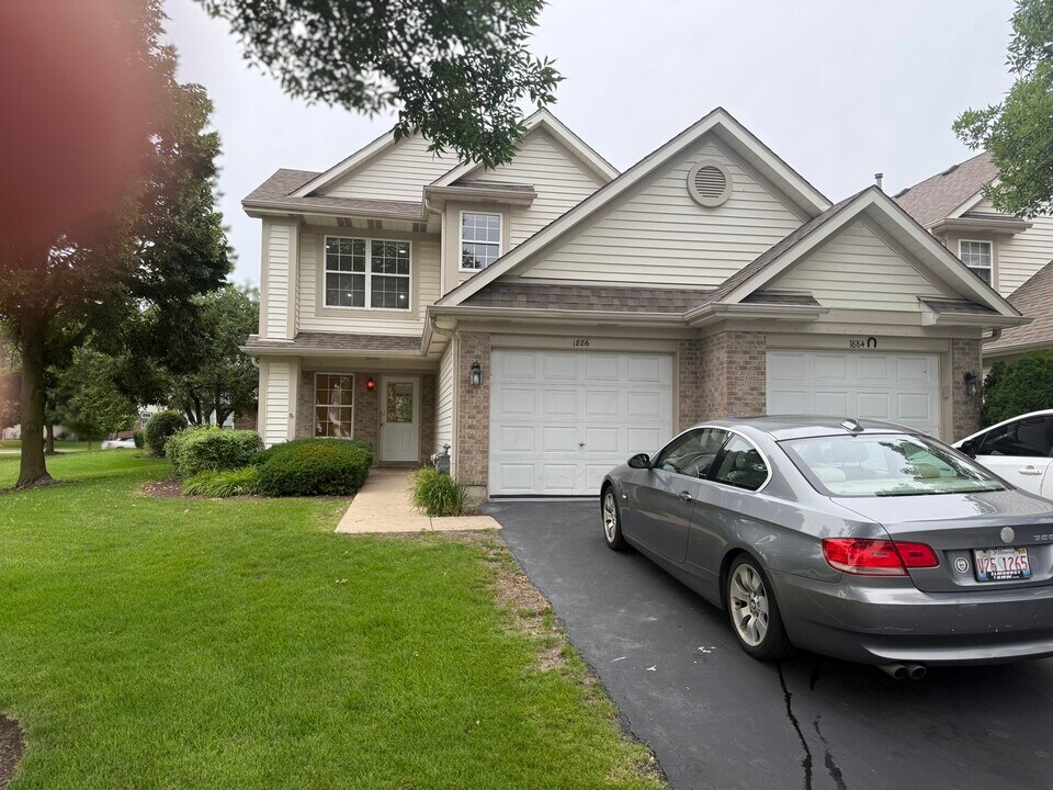 1886 Grove Ave in Schaumburg, IL - Foto de edificio