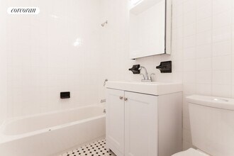 1586 1st Ave in New York, NY - Building Photo - Building Photo