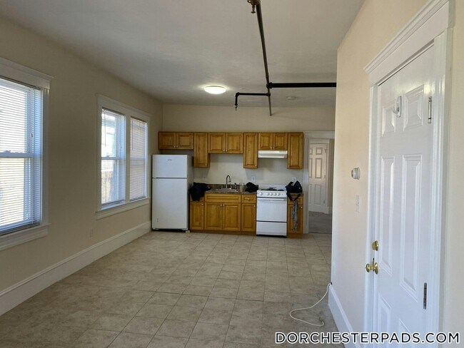 402 Neponset Ave in Boston, MA - Building Photo - Building Photo