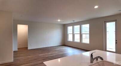 8417 Estes Pk St in Bakersfield, CA - Building Photo - Building Photo