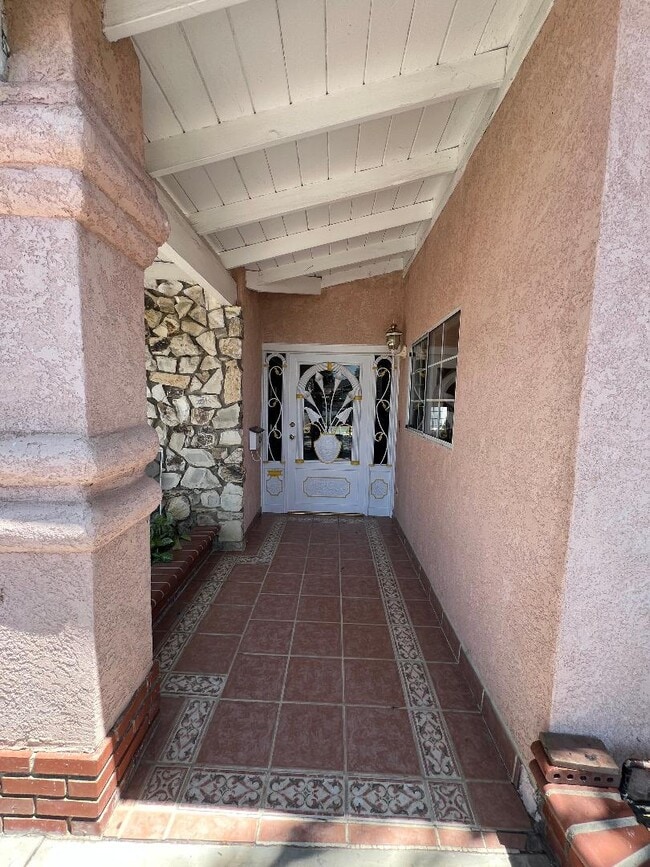 10210 Hayvenhurst Ave in Los Angeles, CA - Building Photo - Building Photo