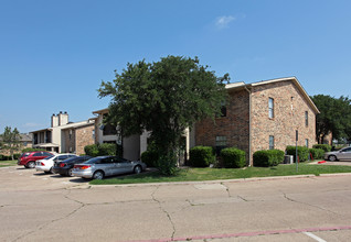 Emerald Gardens in Ennis, TX - Building Photo - Building Photo