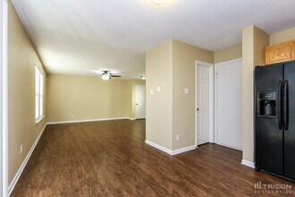 151 Snowflake Cir in Greenwood, IN - Foto de edificio - Building Photo