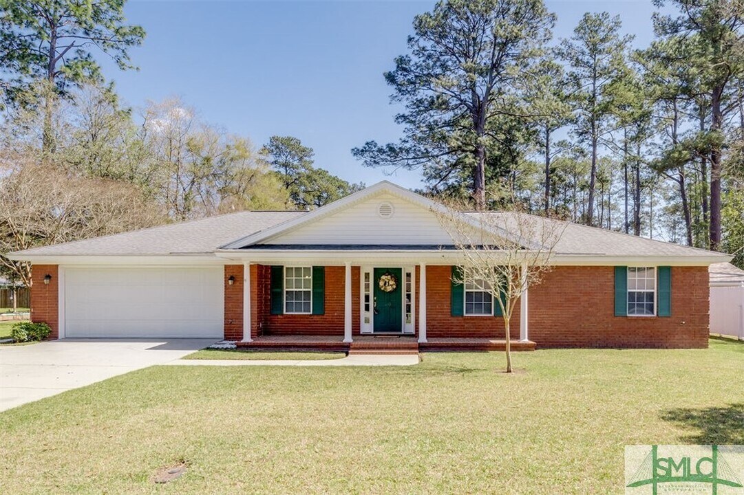 110 Pinewood Dr in Pooler, GA - Foto de edificio
