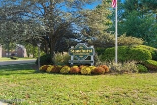 76 Manchester Ct in Freehold, NJ - Building Photo