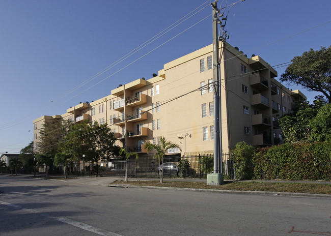 Lancaster in Hialeah, FL - Foto de edificio - Building Photo