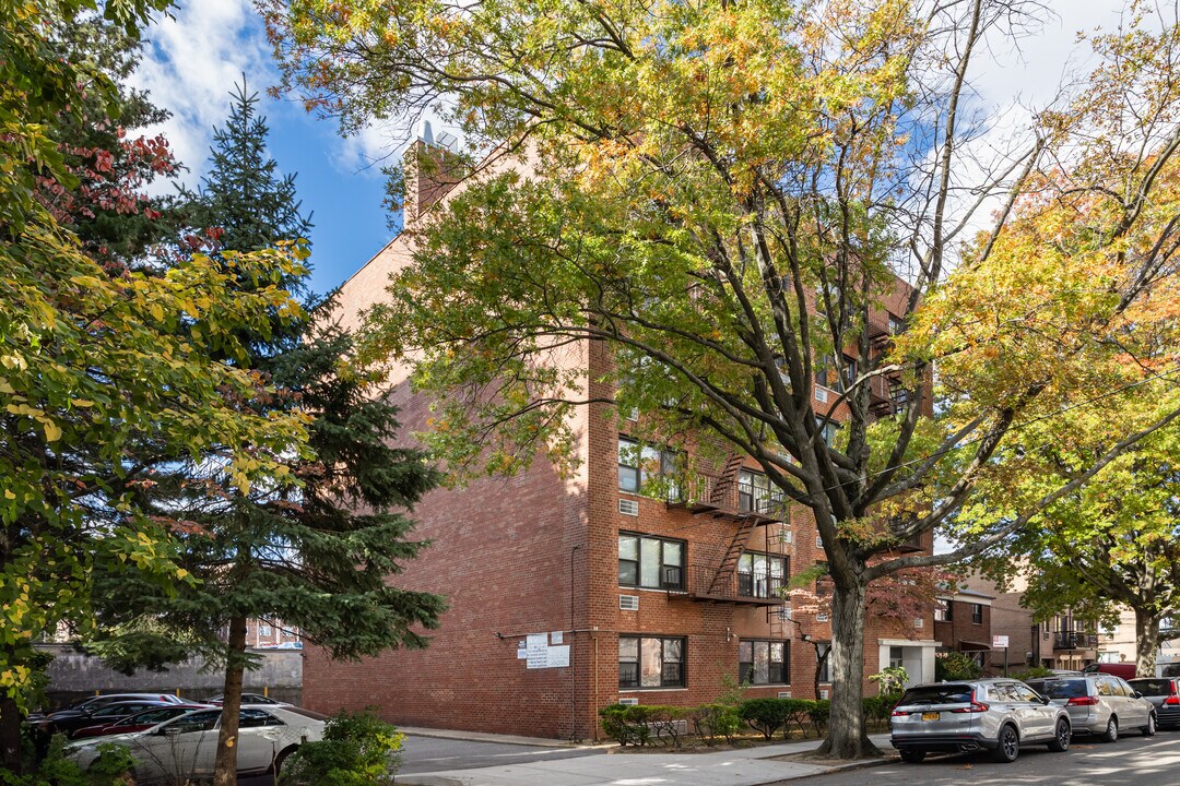 7626 113th St in Forest Hills, NY - Building Photo