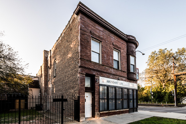 2817 E 77th St in Chicago, IL - Foto de edificio - Building Photo