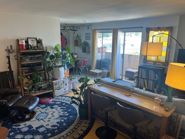 5031 Denny Ave, Unit 204