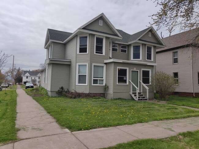 property at 1725-1725 Hughitt Ave