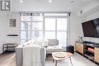 501 Adelaide St W in Toronto, ON - Building Photo - Building Photo