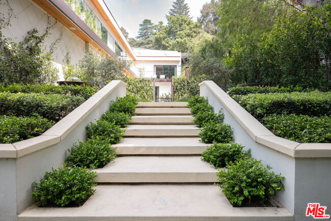 1884 Laurel Canyon Rd in Los Angeles, CA - Foto de edificio - Building Photo