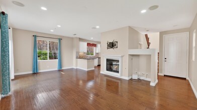 63 Potters Bend in Mission Viejo, CA - Foto de edificio - Building Photo