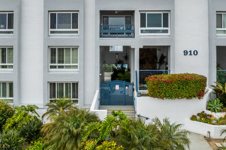 910 N Pacific St in Oceanside, CA - Foto de edificio - Building Photo