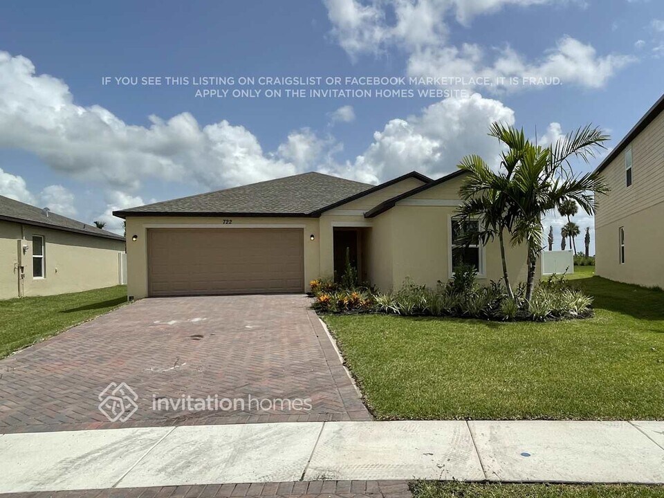 722 Carlyle Wy in Fort Pierce, FL - Building Photo