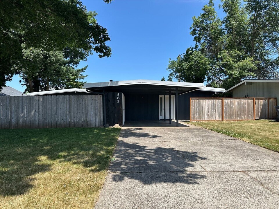 582 Cardinal Way in Springfield, OR - Building Photo