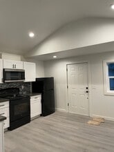 6647 N Astor St, Unit B in Portland, OR - Foto de edificio - Building Photo