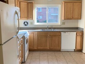 1 Lakeshore Dr in Farmington, CT - Building Photo