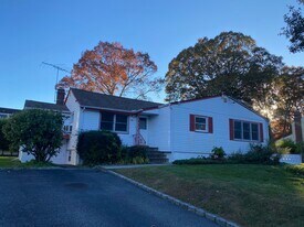 14 Lantern St in Huntington, NY - Building Photo