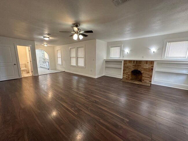 1126 Pioneer Dr in Dallas, TX - Building Photo - Building Photo