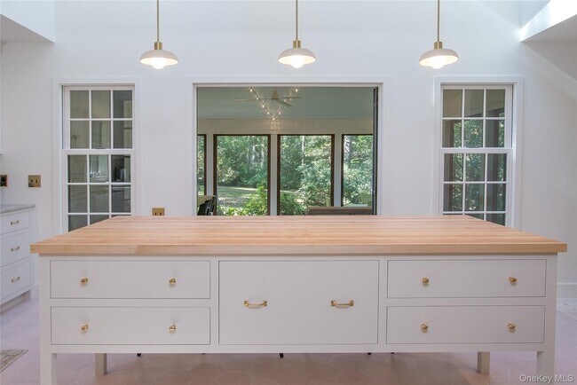 210 Robinson Ln in Peconic, NY - Building Photo - Building Photo