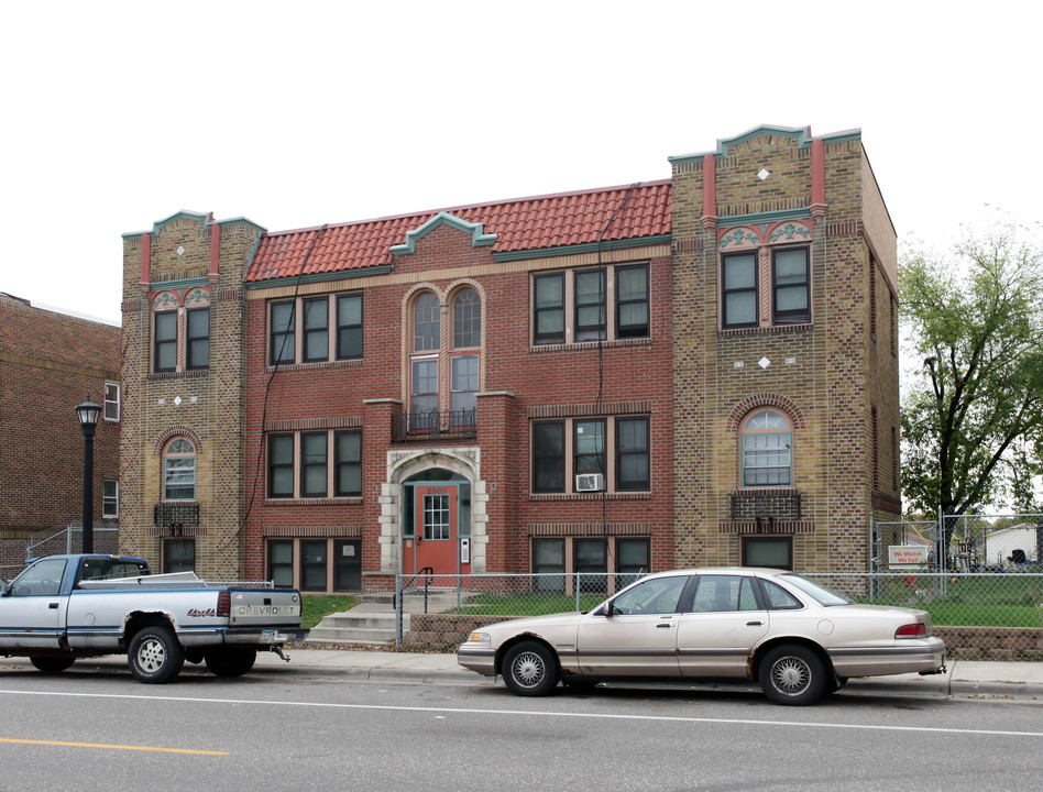 2509 Golden Valley Rd in Minneapolis, MN - Building Photo