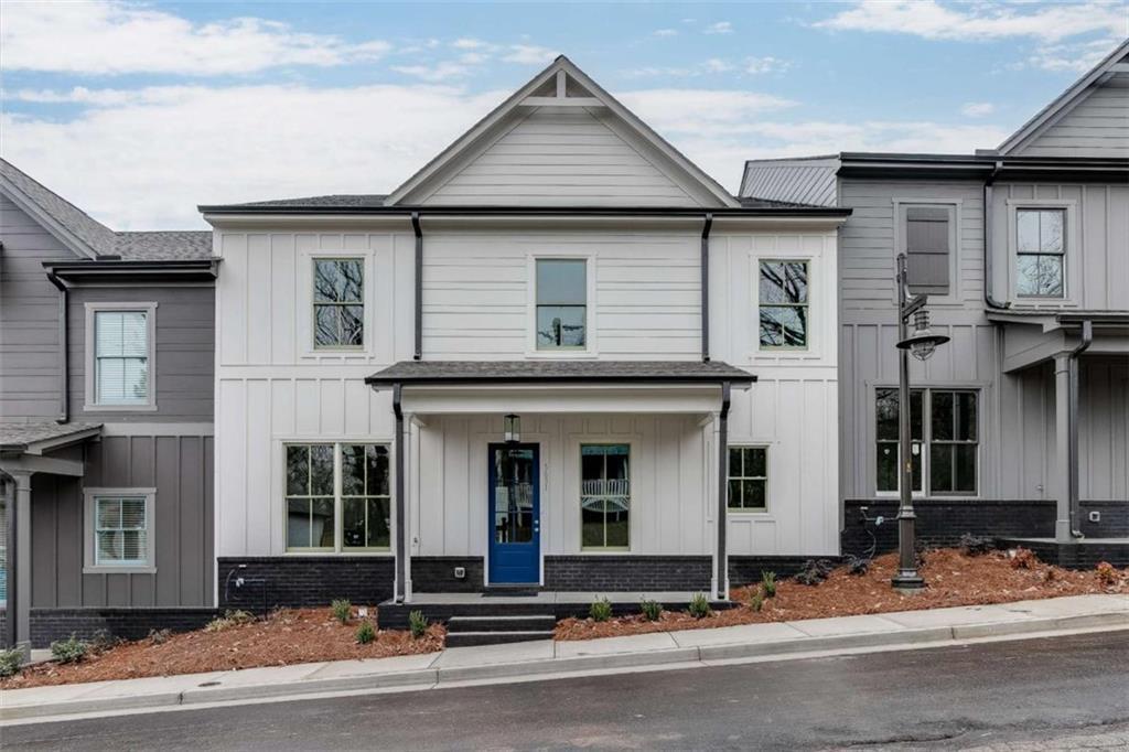 5631 W Pine St in Flowery Branch, GA - Building Photo