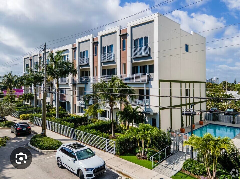 1045 NE 18th Ave, Unit 307 in Fort Lauderdale, FL - Building Photo