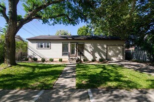 2420 N Circle Dr in Ann Arbor, MI - Building Photo