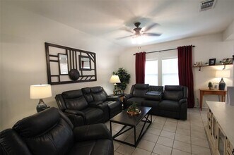 2247 Bryant Ln in Fate, TX - Foto de edificio - Building Photo