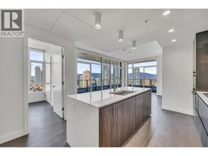 6511 Sussex Ave in Burnaby, BC - Building Photo - Building Photo