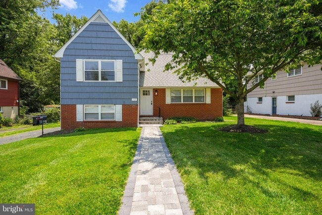 property at 739 Warren Dr
