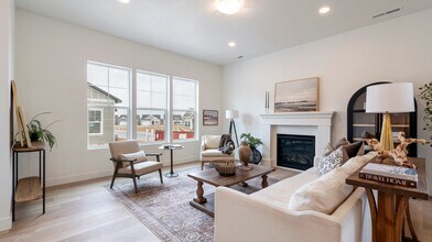 531 N Legend Way, Unit #B in Mapleton, UT - Foto de edificio - Building Photo