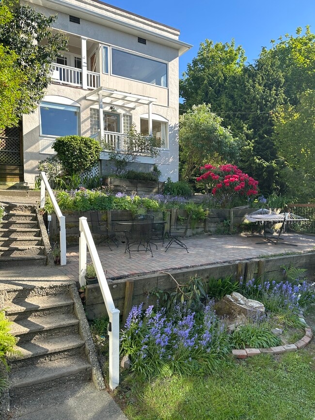 2424 Hobart Ave SW, Unit B