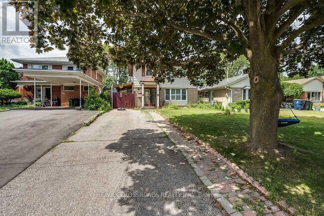 60 Moorecroft Crescent in Toronto, ON - Building Photo - Building Photo