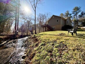 689 New Haw Creek Rd in Asheville, NC - Building Photo - Building Photo