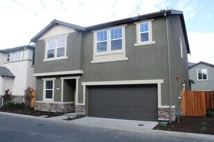 405 Mystic Ln in Pittsburg, CA - Building Photo